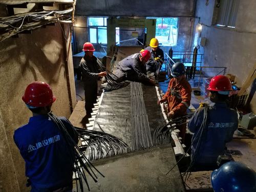 機(jī)電安裝公司酒鋼項(xiàng)目部提前完成膠帶更換任務(wù)