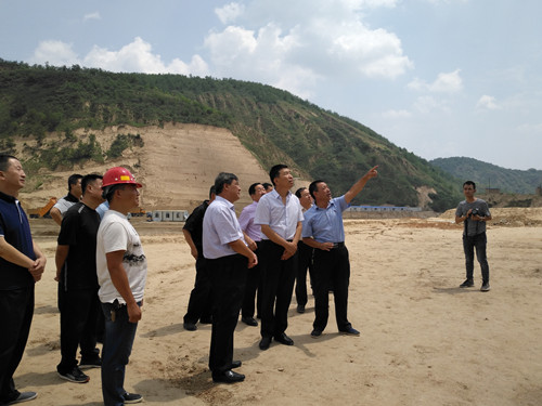 延安市常務(wù)副市長(zhǎng)馬宏玉蒞臨礦建二公司車村項(xiàng)目部現(xiàn)場(chǎng)指導(dǎo)工作