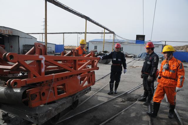 掘進公司領導下井跟值班解決項目部生產難題