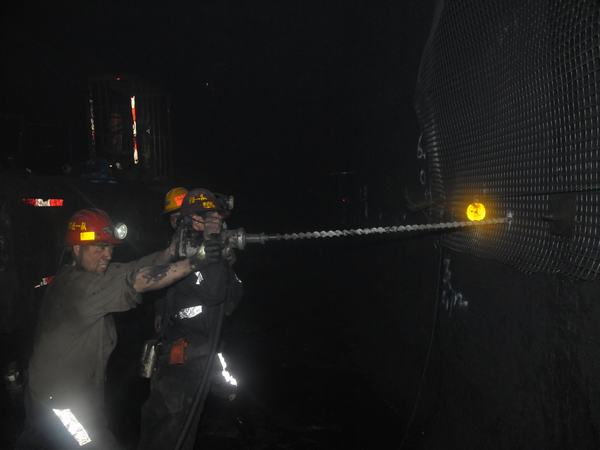 掘進(jìn)公司推進(jìn)百日安全活動(dòng)“穩(wěn)、準(zhǔn)、狠”