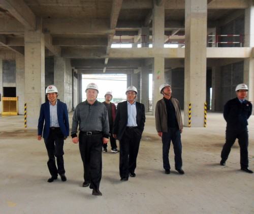 陜煤集團總經(jīng)理助理、建設(shè)集團聯(lián)合黨委書記、董事長寧興剛“雙節(jié)”期間深入澄合分公司中科遙感工地慰問施工一線的干部職工