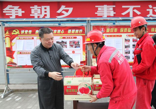 陜煤集團總經(jīng)理助理、建設(shè)集團聯(lián)合黨委書記、董事長寧興剛一行深入礦建二公司冶坪項目部慰問一線職工