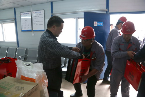 陜煤集團總經(jīng)理助理、建設(shè)集團聯(lián)合黨委書記、董事長寧興剛一行深入基層慰問一線員工