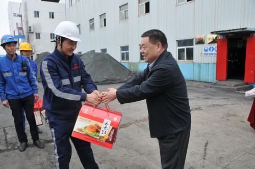 陜煤集團總經(jīng)理助理、建設(shè)集團聯(lián)合黨委書記、董事長寧興剛一行節(jié)日期間深入洗選煤運營公司基層慰問一線員工