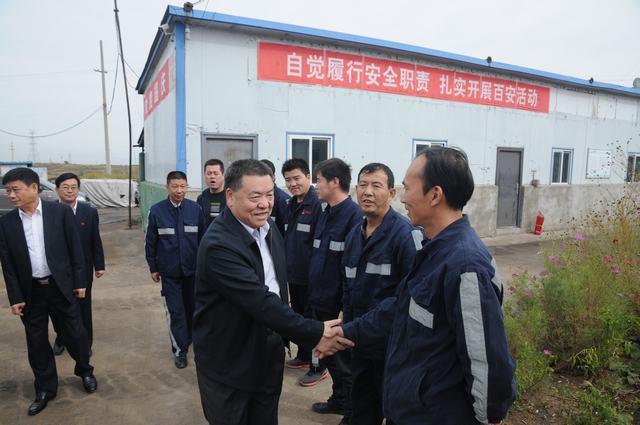 陜煤集團總經(jīng)理助理、建設(shè)集團聯(lián)合黨委書記、董事長寧興剛一行深入掘進公司紅柳林項目部走訪慰問