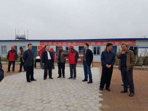 陜煤集團總經(jīng)理助理、建設(shè)集團聯(lián)合黨委書記、董事長寧興剛一行蒞臨韓城分公司榆北煤業(yè)公司小保當?shù)V施工現(xiàn)場和大家一起過中秋