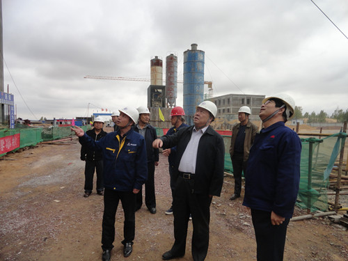 陜煤集團總經(jīng)理助理、建設(shè)集團聯(lián)合黨委書記、董事長寧興剛一行中秋節(jié)深入曹家灘項目工地視察慰問