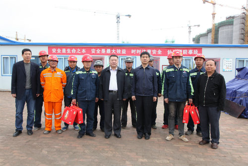 到一線，送祝福，鼓干勁