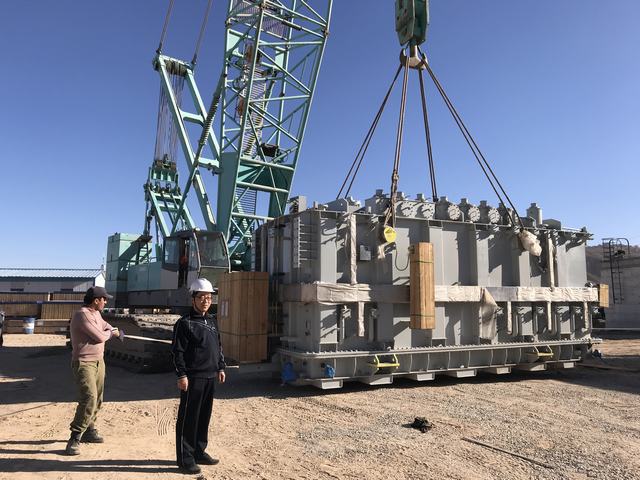 中亞公司變電站項目主變壓器順利完成吊裝