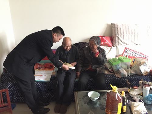 礦建二公司慰問困難職工，送去企業關愛