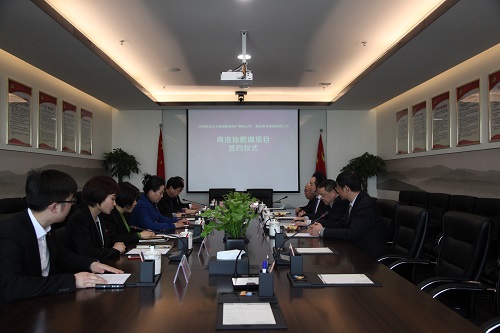 董事長寧興剛出席與西安榮華集團(tuán)的簽約儀式