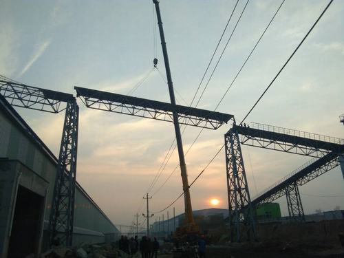銅煤公司承建的美鑫氧化鋁1#、2#倉庫工程桁架成功實現合攏施工