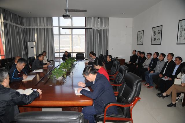  掘進公司認(rèn)真?zhèn)鬟_(dá)“追趕超越”考核點評會精神