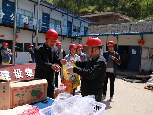 副總經理王寧一行看望慰問一線職工