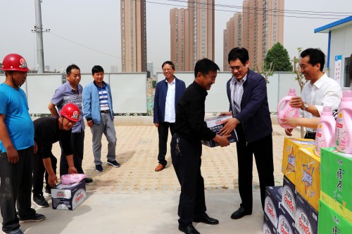 司正林一行看望慰問節日期間奮戰在施工一線的職工