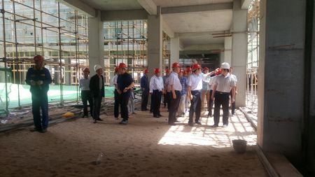 榆北礦業公司總經理石增武一行深入天工公司聯合建筑施工現場檢查指導工作