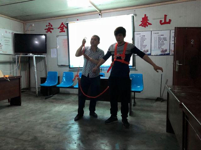 陜煤建設掘進公司北翼項目部現身說教加強高空作業過程控制