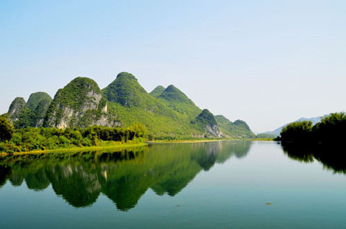 群峰倒影山浮水