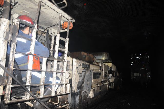 陜煤建設(shè)掘進(jìn)公司小保當(dāng)項目部112201外回風(fēng)順槽與切眼順利貫通