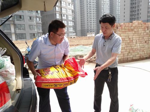 炎炎夏日送清涼 滴滴關懷暖人心