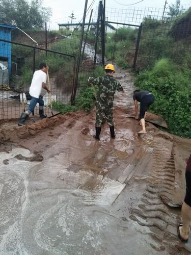 陜煤建設掘進公司：紅柳林項目部齊心協力 雨中“防汛”