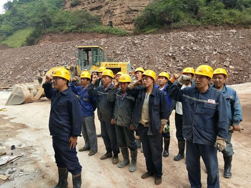 關山腳下彩旗飄 追趕超越新氣象