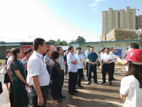 渭南臨渭區政協主席陳根許一行調研禮悅閣精品住宅項目治污防塵工作