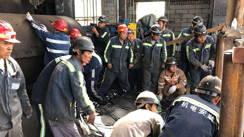 陜煤建設機電安裝公司:24小時“激戰(zhàn)”更換曹家灘1001膠帶