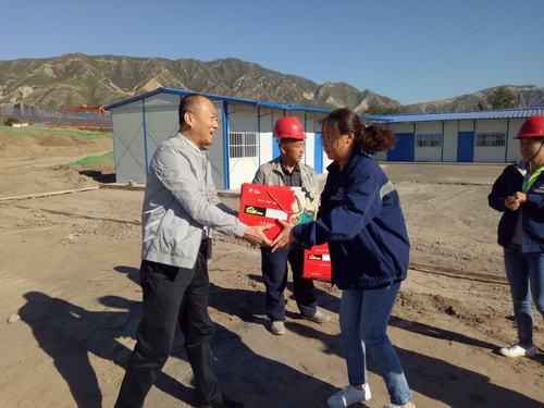 陜煤建設韓城分公司國慶慰問“暖暖的”