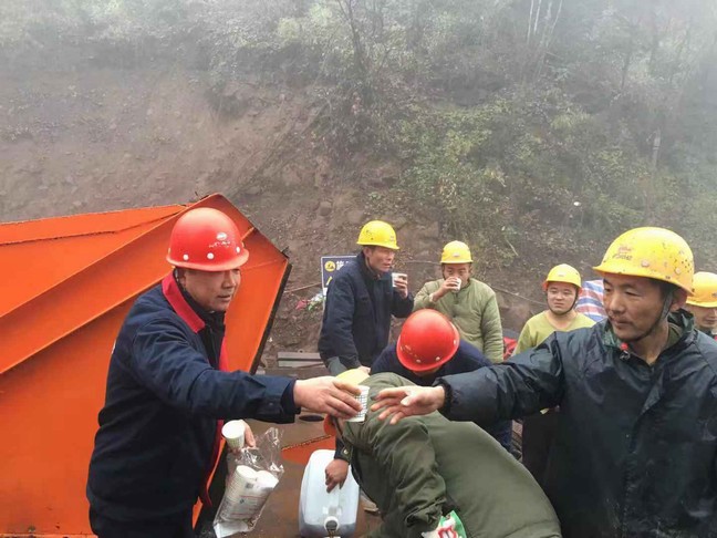 愛(ài)心姜湯送一線 情暖職工促安全