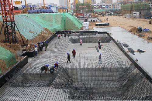 陜煤建設銅煤公司金地華府1#-8#樓項目雨中“會戰”熱度不降溫