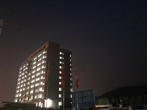 陜煤建設(shè)天工公司土建七部彬長鐵運(yùn)公司辦公樓成功通電運(yùn)行