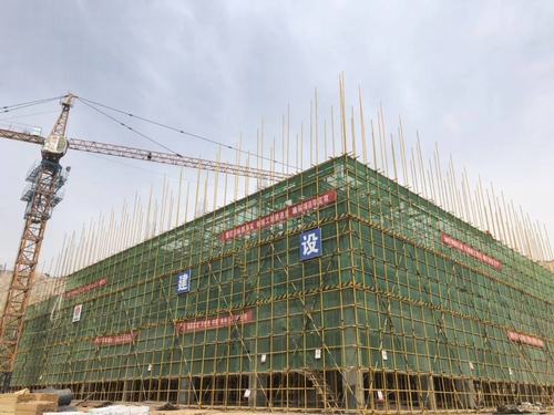 陜煤建設銅煤公司承建的年產20萬噸固廢預處理項目(一期)預處理車間主體結構封頂