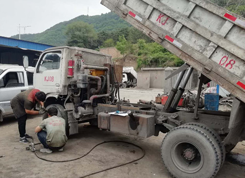 陜煤建設礦建三公司雙龍項目部對無軌膠輪車制動裝置進行升級改造