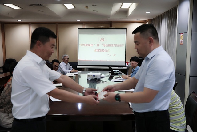 亮身份，陜煤建設(shè)路橋分公司黨員干部在行動(dòng)！