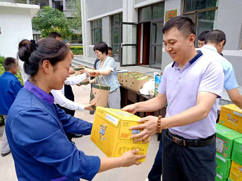 陜煤建設公司：高溫慰問送清涼，防暑降溫暖人心