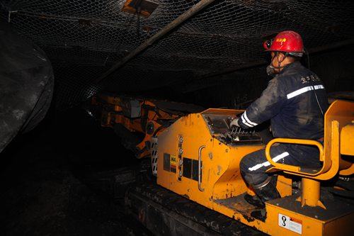 陜煤建設集團礦建二公司冶坪項目部帶式輸送機大巷與3#聯絡巷實現安全精準貫通