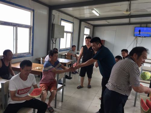 陜煤建設礦建二公司開展夏日“送清涼”活動