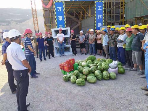 陜西環保固體廢物處置利用有限公司深入銅煤公司承建的固廢預處理項目開展“送清涼”活動