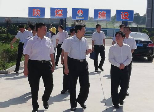 陜西省委常委、省委政法委書記莊長興一行深入陜煤建設渭南分公司南京金龍電動車項目開展調研