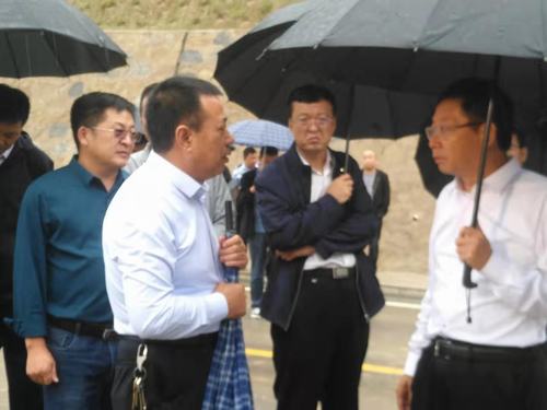 延安市市長薛占海蒞臨陜煤建設(shè)礦建二公司車村項(xiàng)目部檢查指導(dǎo)工作