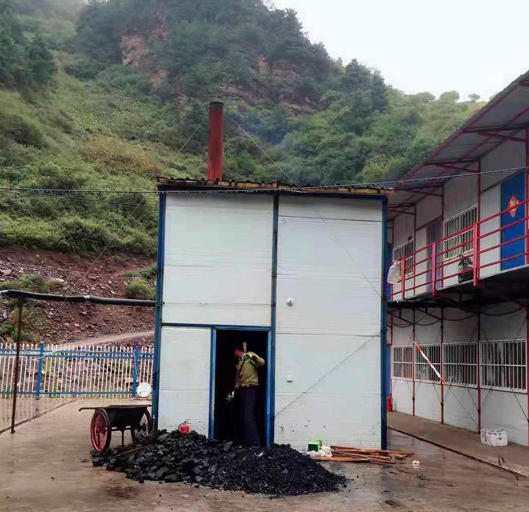 陜煤建設(shè)礦建三公司關(guān)山項(xiàng)目部應(yīng)對(duì)降溫提前供暖