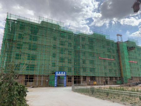 陜煤建設(shè)天工公司土建十七部承建的小保當(dāng)管理及技術(shù)人員1#、2#公寓樓順利封頂