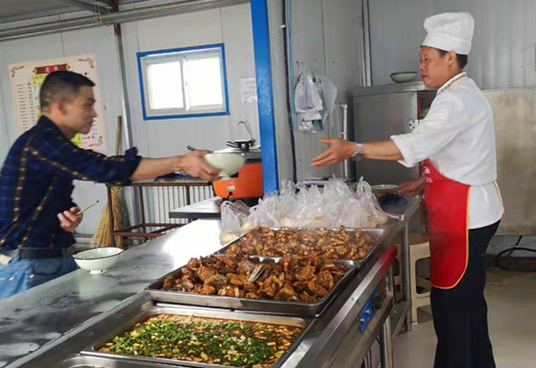 工地食堂里飄出了“家鄉味”