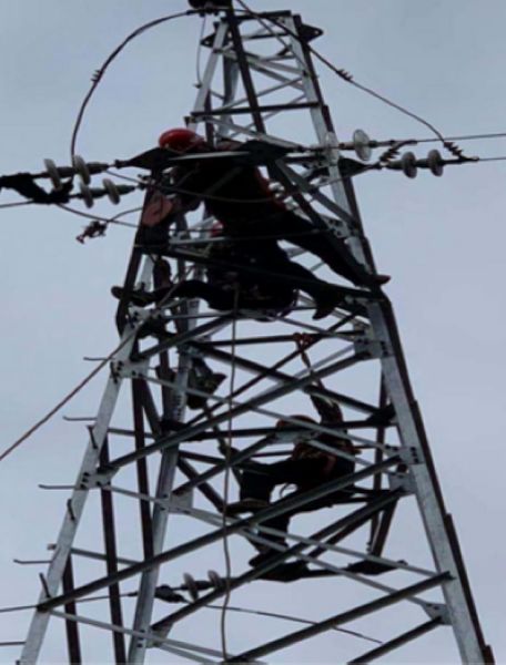 陜煤建設天工公司安裝一部凌晨完成臨時供電工程調試送電工作