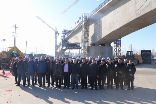 陜煤建設路橋分公司靖神鐵路高家伙場特大橋首聯連續梁成功合攏
