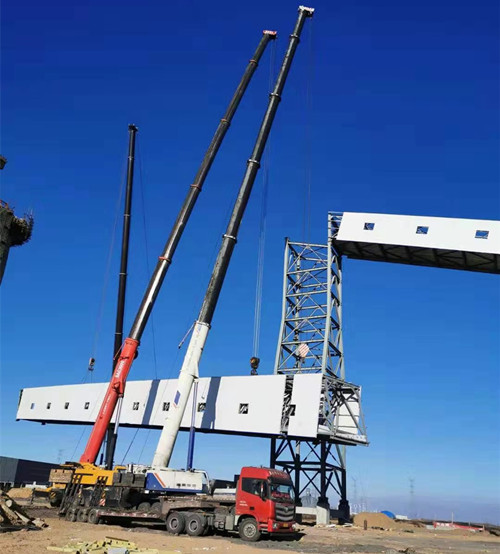 陜煤建設天工公司承建的大保當清水煤炭集運站轉載點至落煤筒棧橋順利吊裝