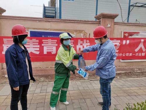 學雷鋒、展風采，爭做最美青年“戰疫人”