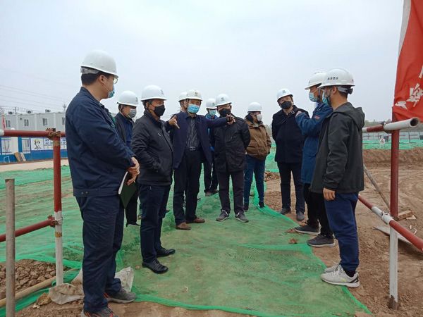 中央儲(chǔ)備糧新建項(xiàng)目領(lǐng)導(dǎo)小組組長(zhǎng)、指揮部指揮長(zhǎng)、副總經(jīng)理王錄印蒞臨天工公司中儲(chǔ)糧項(xiàng)目檢查指導(dǎo)工作