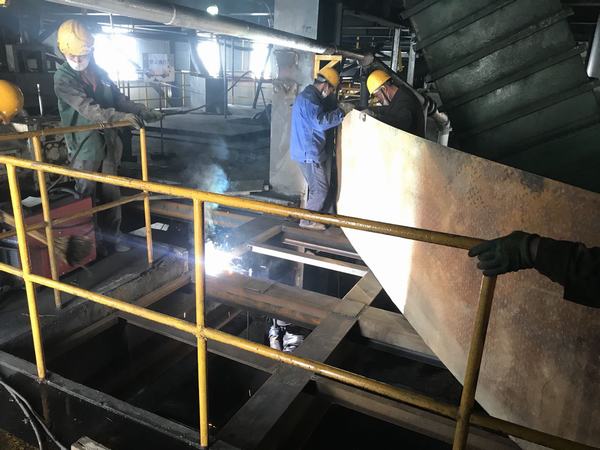 陜煤建設(shè)韓城分公司安裝四項目部“負(fù)重超車”順利完成設(shè)備安裝調(diào)試工作